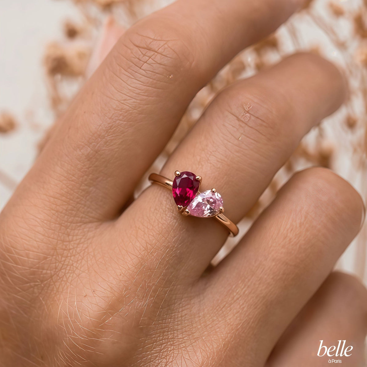 Bague Aimée portée à la main